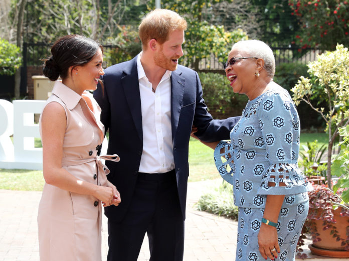 The Duke and Duchess of Sussex meet Graca Machel, widow of the late Nelson Mandela, on the last day of their tour in Africa. All smiles during this important moment for the royal couple.